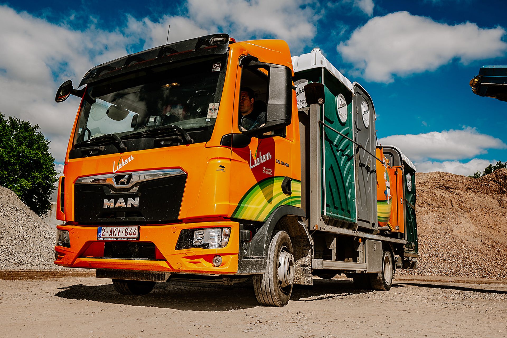 Liekens truck haalt verhuurde toiletten op, op een bouwwerf